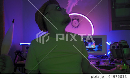 煙を吐くの写真素材