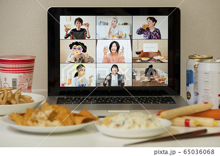 オンライン飲み会の写真素材