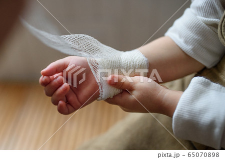 けが 手首 包帯 怪我の写真素材