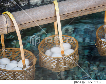 温泉卵 卵 草津 籠の写真素材