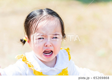 我慢 泣く 子ども かわいいの写真素材