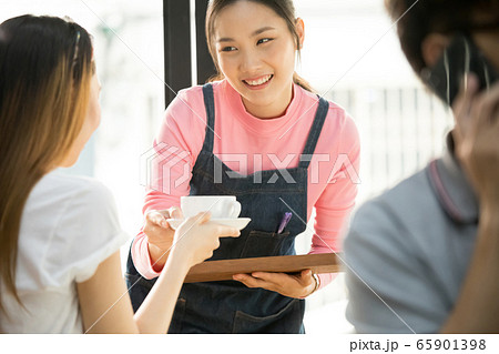 女性 かわいい カフェ 店員の写真素材