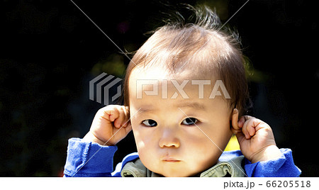 赤ちゃん 耳 触る 表情の写真素材 Pixta