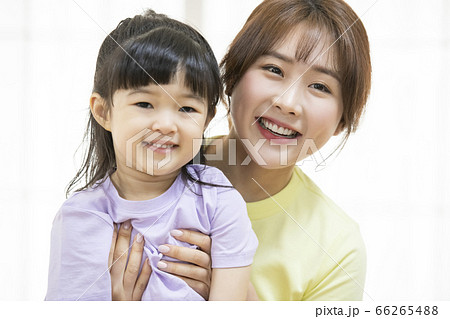 先生ハグの写真素材