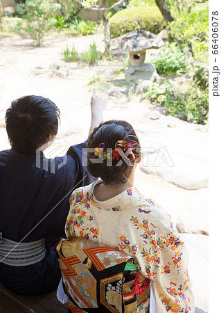 座る 女性 着物 眺めるの写真素材