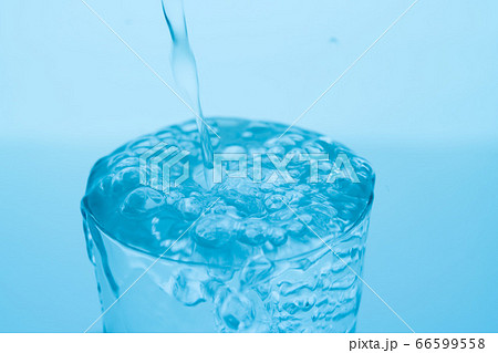 水 グラス コップ 溢れるの写真素材