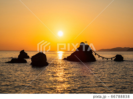 二見浦 夫婦岩 朝日 日の出の写真素材 - PIXTA