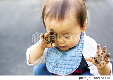 目をこする 子供の写真素材