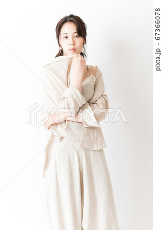 立ち姿 モデルの写真素材