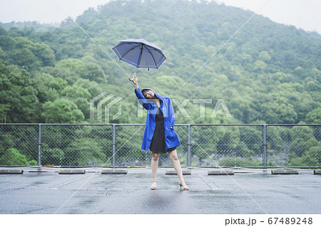 雨 傘 梅雨 美しいの写真素材