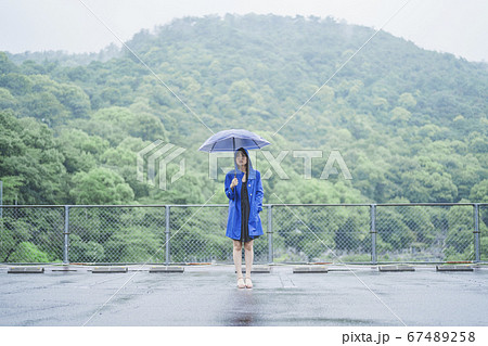 雨 傘 梅雨 美しいの写真素材