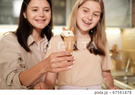 人物 女性 アイス 食べるの写真素材