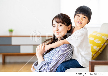 抱きつくの写真素材