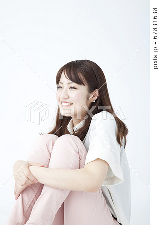 膝を抱えるポーズの写真素材