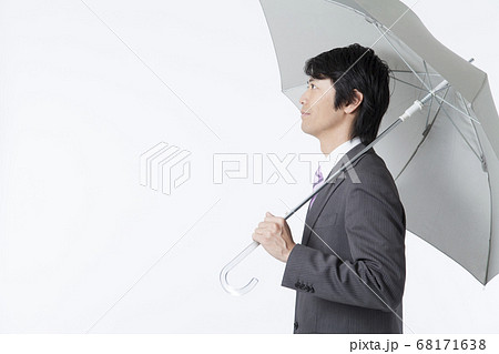 傘をさす人の写真素材