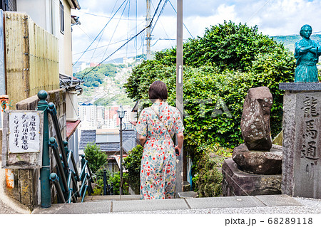 幕末時代の息吹を感じる長崎の龍馬通りの観光客の写真素材 6118