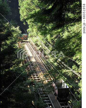 奥多摩工業曳鉄線の無人ケーブルトロッコの写真素材