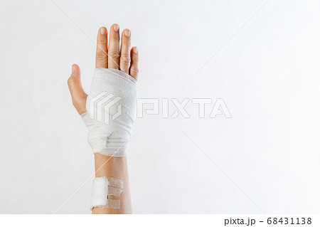 けが 手首 包帯 怪我の写真素材