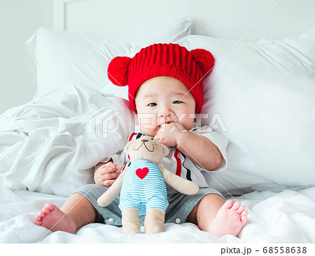 新生児 人物 赤ちゃん 腕枕の写真素材