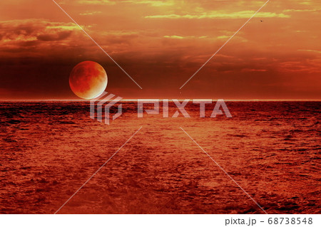 赤い月の写真素材