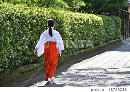 神に仕える女性の写真素材