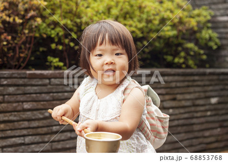 女の子 子ども ショートヘアー 2歳の写真素材