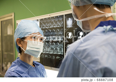 執刀医 女性 女医 外科医の写真素材