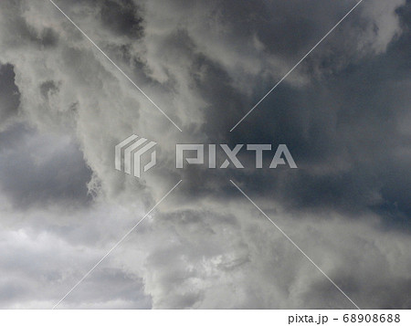 雲 雨雲 灰色 どんよりの写真素材