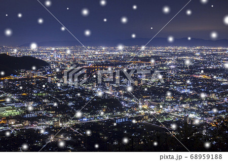 東京駅 雪 夜景 吹雪の写真素材