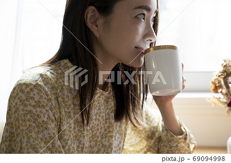 紅茶 女性 飲む 上半身の写真素材