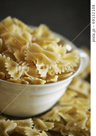 リボン型マカロニ リボンの写真素材