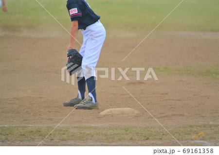 バッター 試合 後ろ姿 グローブの写真素材