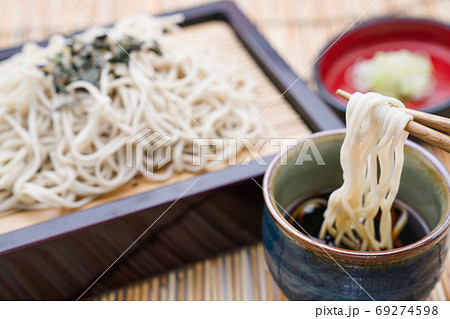 ざる蕎麦 年越し蕎麦 盛りそば 箸あげの写真素材