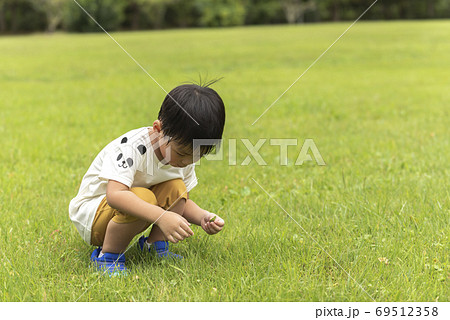 しゃがむ 子供の写真素材