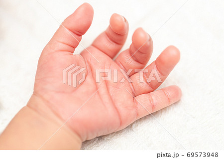 手 赤ちゃん 片手 タオルの写真素材 手 赤ちゃん 片手 タオルの写真素材