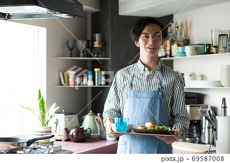 食器 人物 準備 運ぶの写真素材