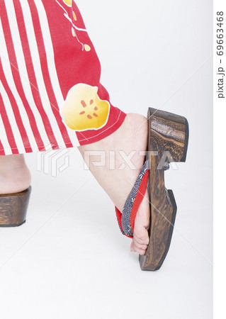 浴衣 下駄 足元 足の写真素材