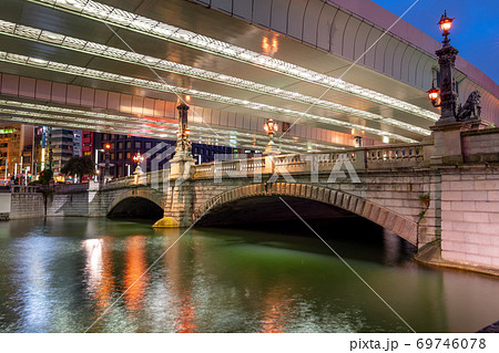 日本橋 ライトアップ 夜 高架の写真素材