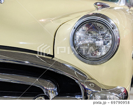 ヘッドライト 丸いライト 旧車 自動車の写真素材