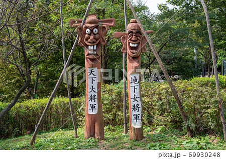 レア 守護神【天下大将軍 地下女将軍】一刀彫 ２体 高麗神社 朝鮮 韓国伝統 - アンティーク/コレクション