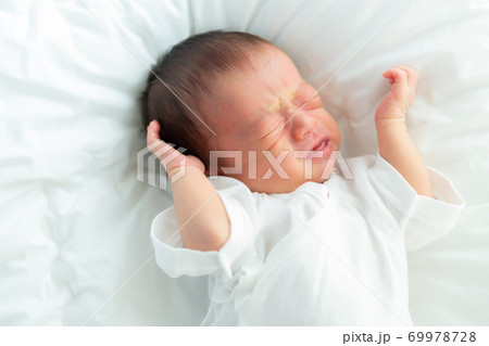 男の子 赤ちゃん 新生児 生まれたての写真素材