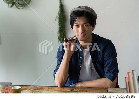 人物 男性 タバコ 吸うの写真素材