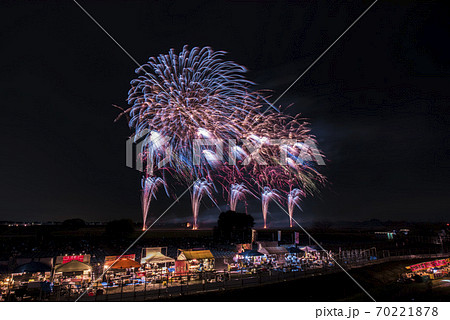 花火 花火大会 夏祭り 屋台の写真素材