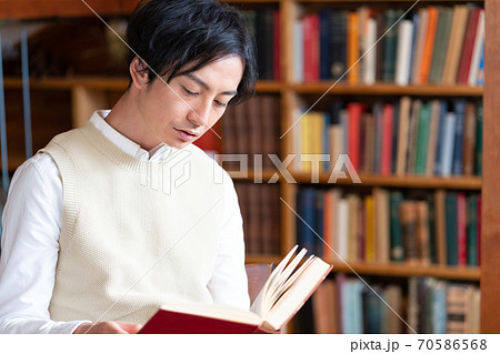 男性 本 読む 読書の写真素材