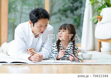 お絵かき 子供 幼児 お絵描きの写真素材