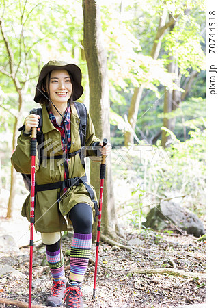 女性 女の子 山ガール かわいいの写真素材