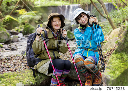 女の子 山ガール かわいい 登山の写真素材