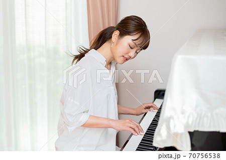 人物 女性 ピアニスト 日本人の写真素材