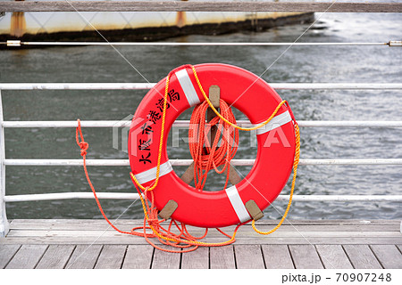 浮き輪 浮輪 救命浮輪 救命浮き輪の写真素材