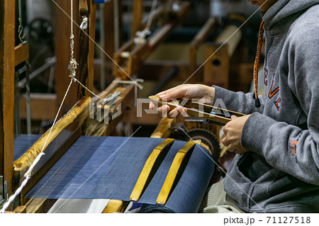 機織り機 工場 伝統 手織りの写真素材